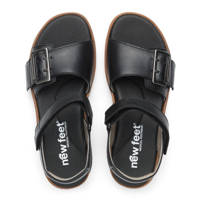 New Feet sandal med spænde, sort på sort sål