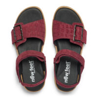New Feet elegant sandal med spænde og præget wine farvet ruskind.