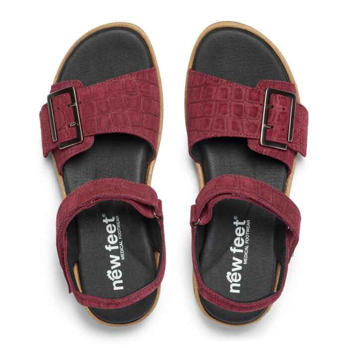 New Feet elegant sandal med spænde og præget wine farvet ruskind.
