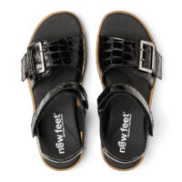 New Feet sandal med spænde, sort kroko lak, på sort sål