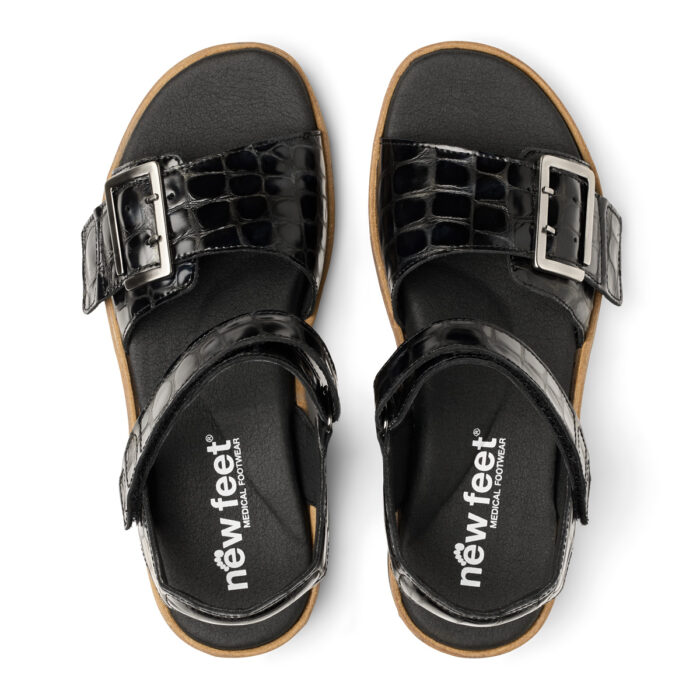 New Feet sandal med spænde, sort kroko lak, på sort sål