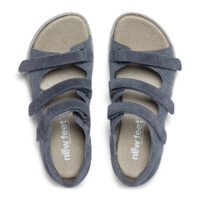 New Feet sandal med 3 velcroremme og hælkappe, blågrå ruskind.