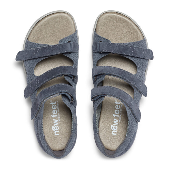 New Feet sandal med 3 velcroremme og hælkappe, blågrå ruskind.