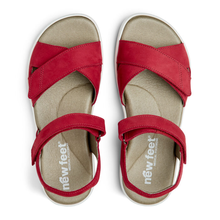 New Feet sandal med krydsrem over tæerne