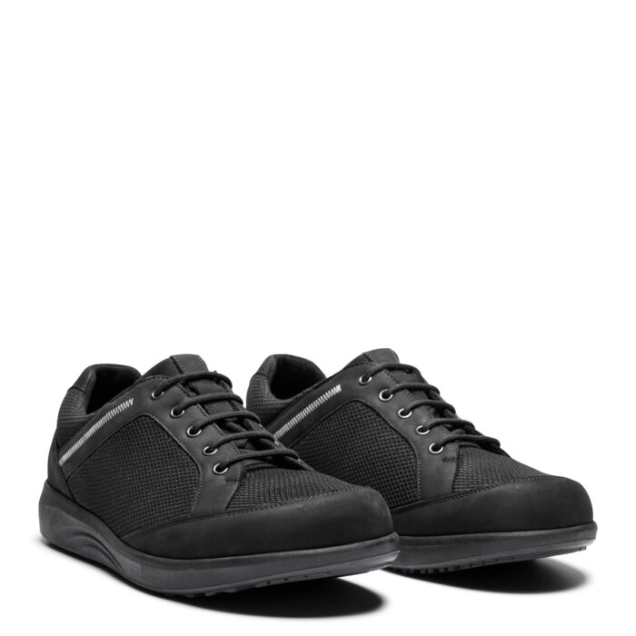 New Feet bred herre snøresko i sort mesh.