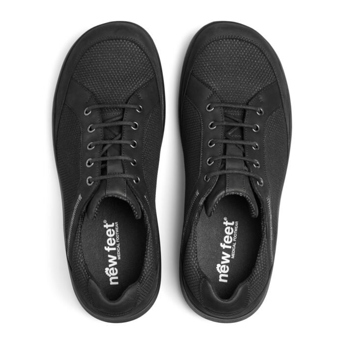 New Feet bred herre snøresko i sort mesh.