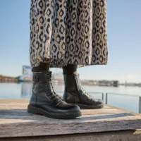 New Feet damestøvle i sort skind med foer og spænde