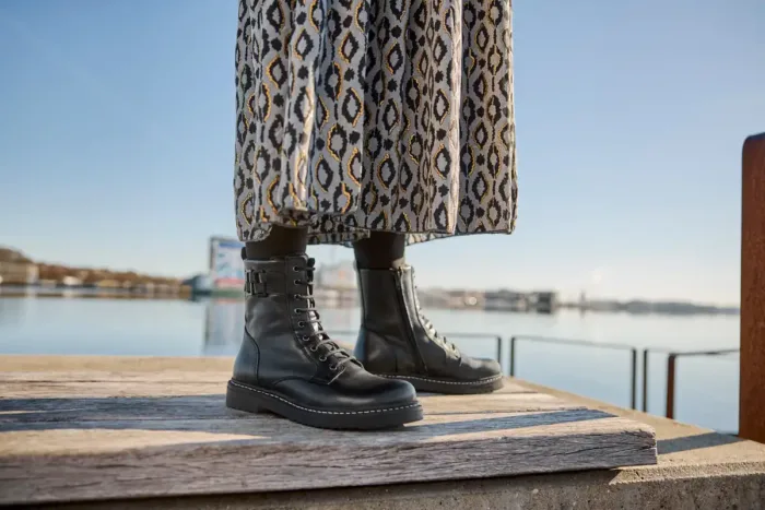 New Feet damestøvle i sort skind med foer og spænde