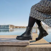 New Feet damestøvle i sort skind med foer og spænde