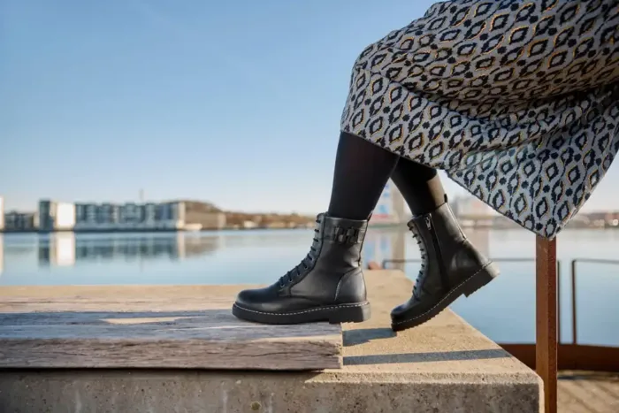 New Feet damestøvle i sort skind med foer og spænde