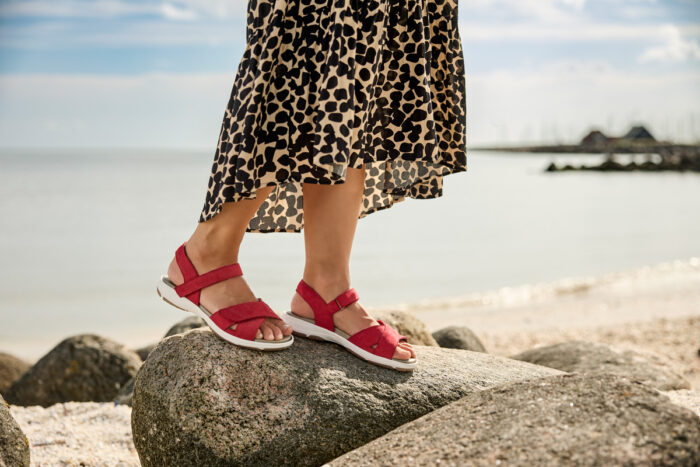 New Feet rød sandal med velcroremme