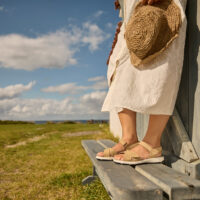 New Feet sand farvet sandal med velcroremme