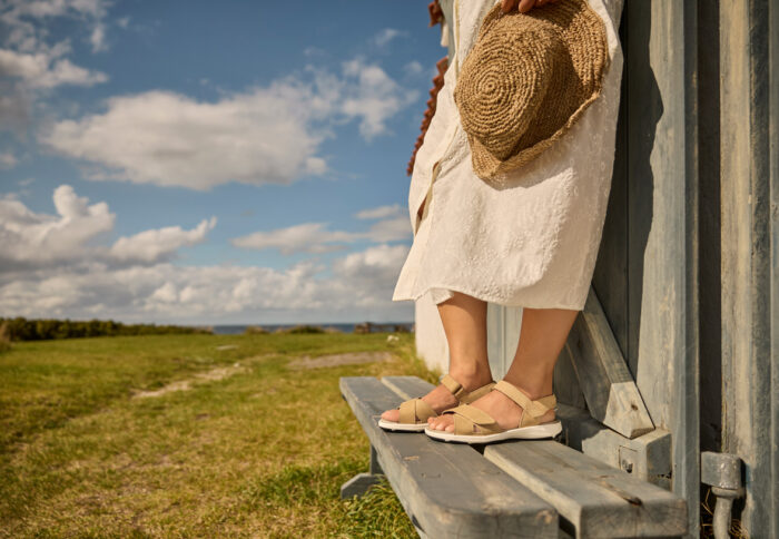 New Feet sand farvet sandal med velcroremme