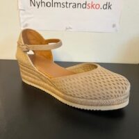 Unisa sandal på kilebund, lukket tå og hælkappe. Beige ruskind