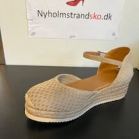 Unisa sandal på kilebund, lukket tå og hælkappe. Beige ruskind