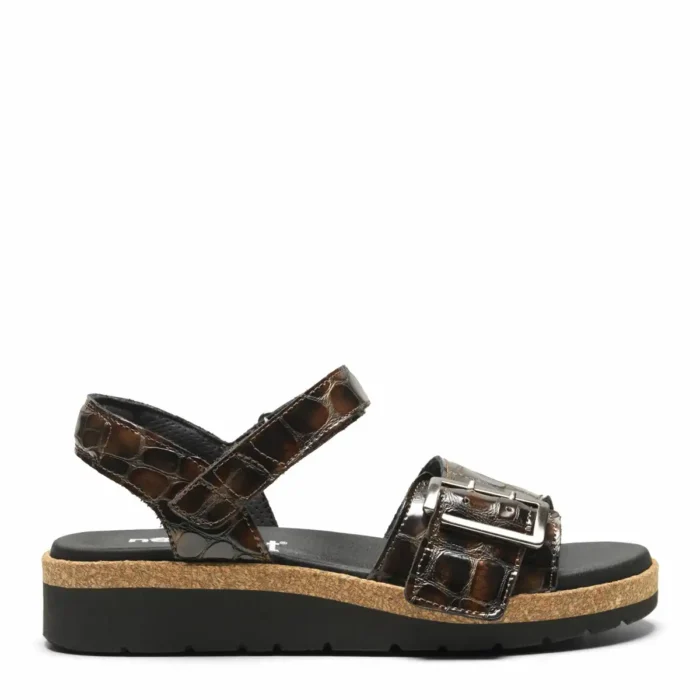 New Feet elegant sandal med spænde, Præget brun lak.