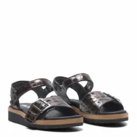 New Feet elegant sandal med spænde, Præget brun lak.