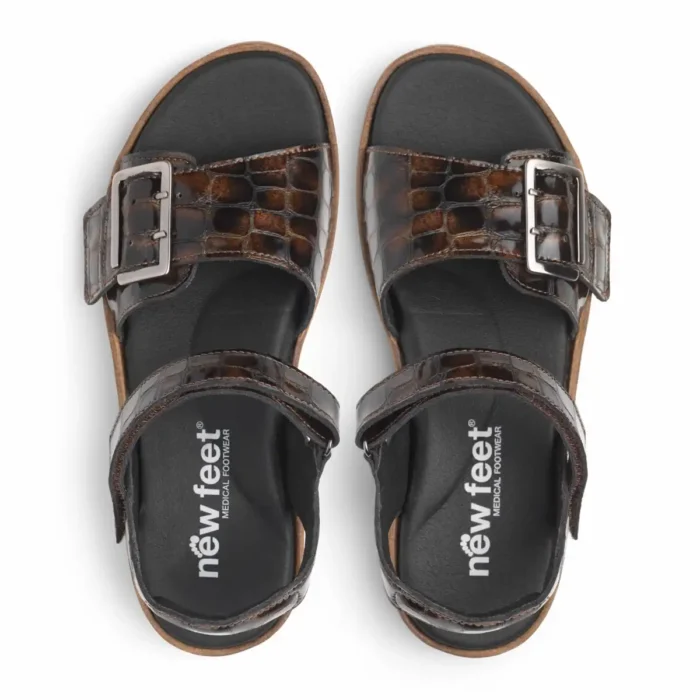 New Feet elegant sandal med spænde, Præget brun lak.
