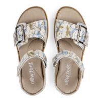 New Feet elegant sandal med spænde, Præget lys lak.