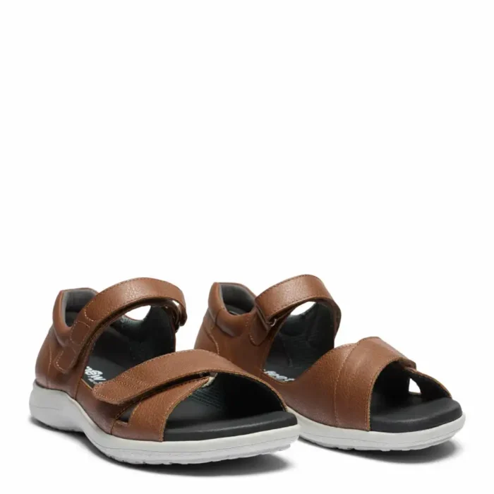 New Feet brun skind sandal med velcroremme og hælkappe.