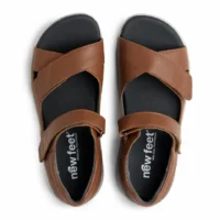 New Feet brun skind sandal med velcroremme og hælkappe.