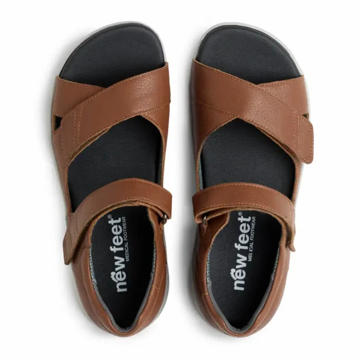 New Feet brun skind sandal med velcroremme og hælkappe.