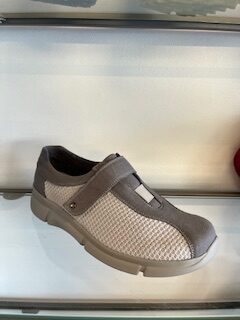 Berkemann velcrosko med stræk i siderne, grå nubuck.