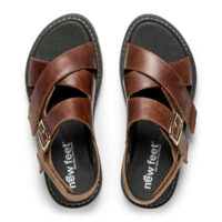 New Feet brun oilskind sandal med krydsremme.