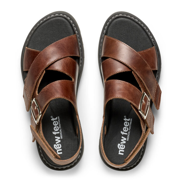 New Feet brun oilskind sandal med krydsremme.
