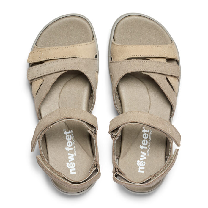 New Feet bred sandal i sandfarvet ruskind