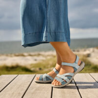 New Feet bred sandal i 2 farvet blå ruskind