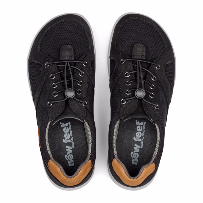 New Feet bred sko i sort nubuck og mesh, med elastik snøre
