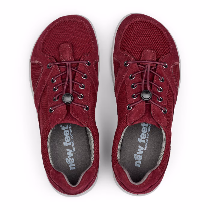 New Feet bred sko i bordeaux mesh, med elastik snøre