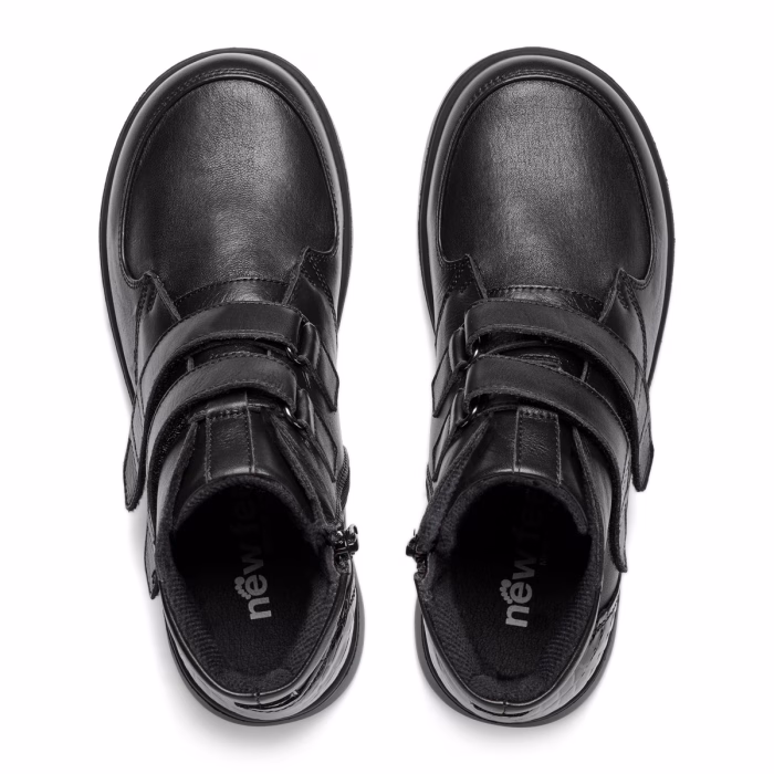 New Feet Kort støvle i glat sort skind, med velcro foran.