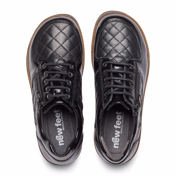 New Feet sort sko i skind og lak, med gænge funktion i sålen.