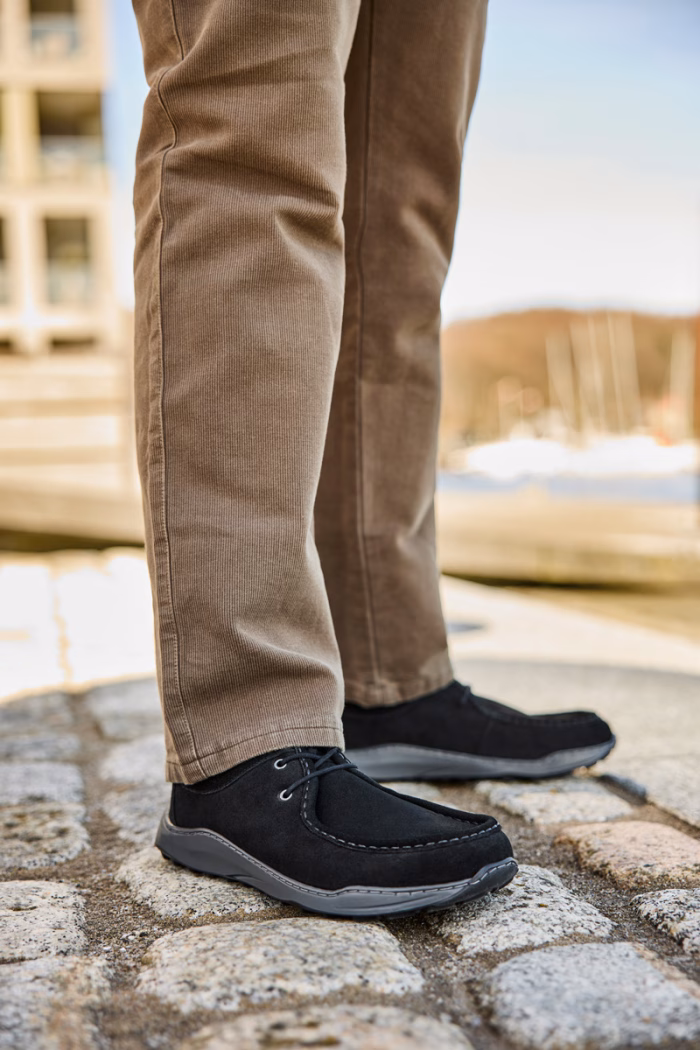 New Feet sort bred herresko med snørebånd. Lavet i sort ruskind