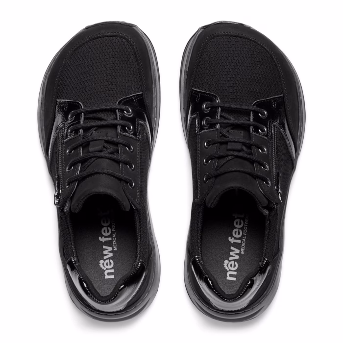 New Feet bred, tålige damesko i sort ruskind og mesh.