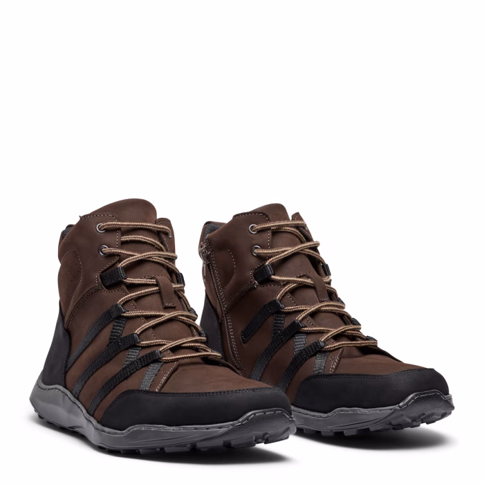 New Feet bred herrestøvle i brun-sort nubuck, med lynlås og snøre.