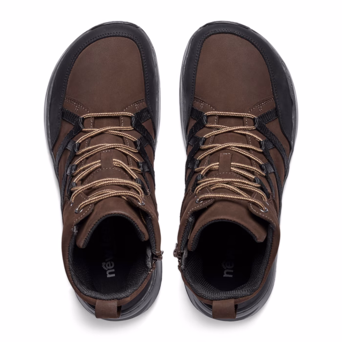 New Feet bred herrestøvle i brun-sort nubuck, med lynlås og snøre.