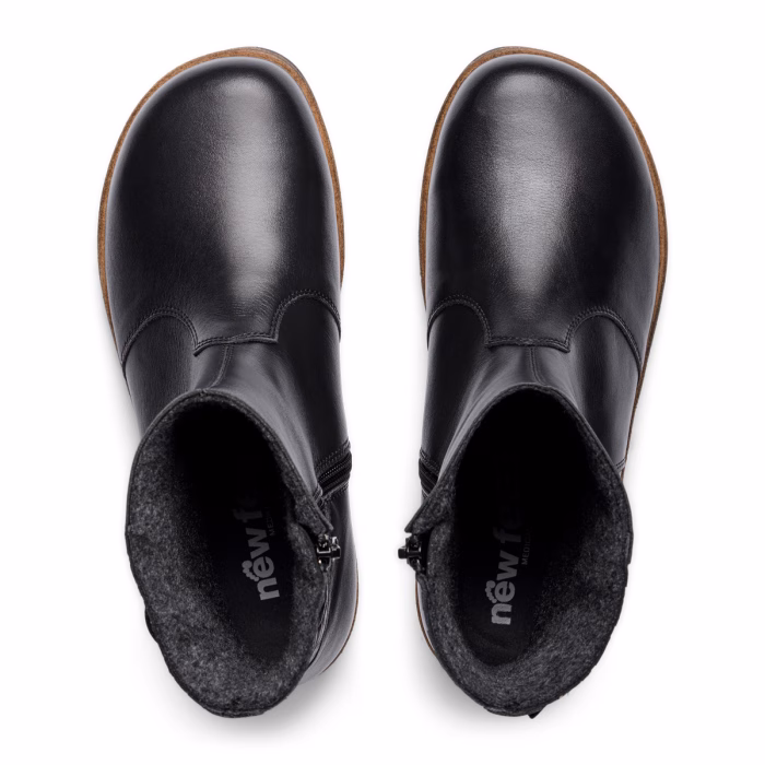 New Feet vinterstøvle med for og tex membran, sort skind med flet og spænde på siden samt lynlås.