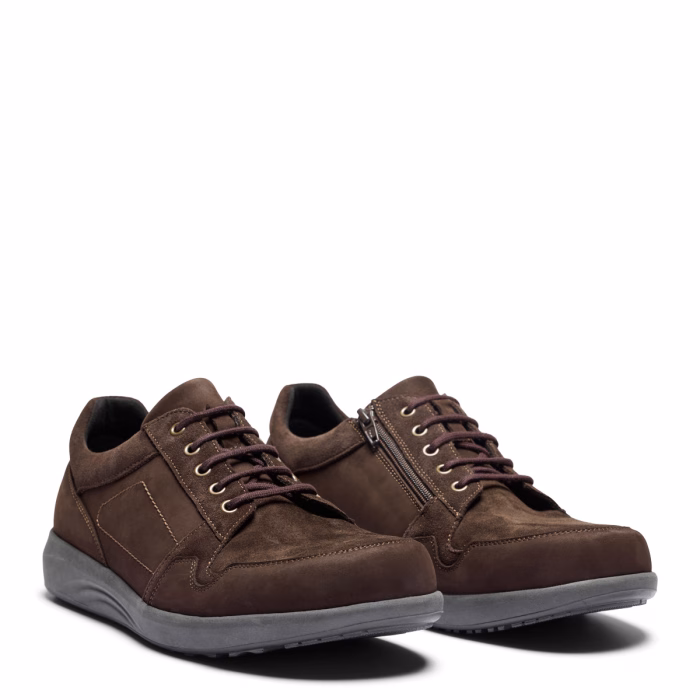 New Feet bred herresko i brun nubuck, med lynlås og snørebånd.