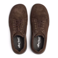 New Feet bred herresko i brun nubuck, med lynlås og snørebånd.