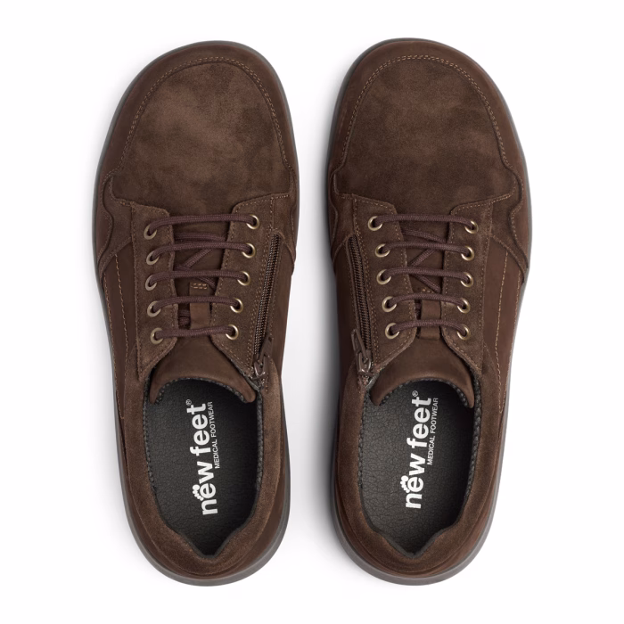 New Feet bred herresko i brun nubuck, med lynlås og snørebånd.